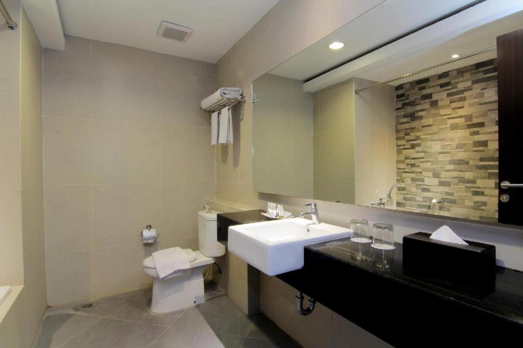 The Sun Hotel Madiun Luaran gambar