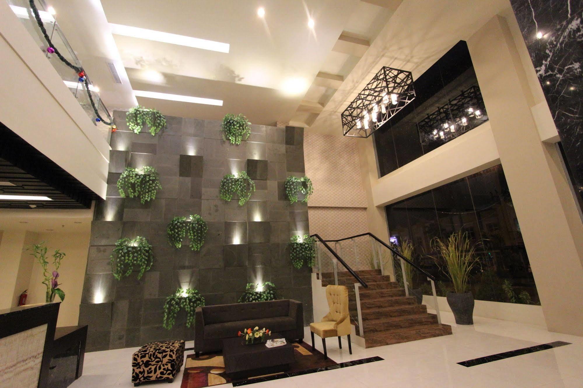 The Sun Hotel Madiun Luaran gambar